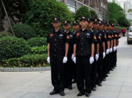 保安人員在停車場進行工作時，需要負責什么呢？