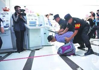 銀行內(nèi)遇搶劫咋應對？襄陽戎安保安公司演練給答案